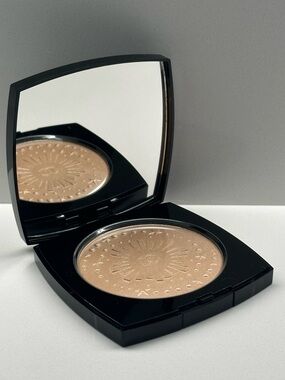 CHANEL Diamond Dust Oversize Illuminating Powder
